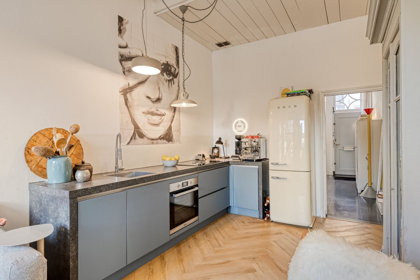 Keuken in blauwgrijs met composieten werkblad