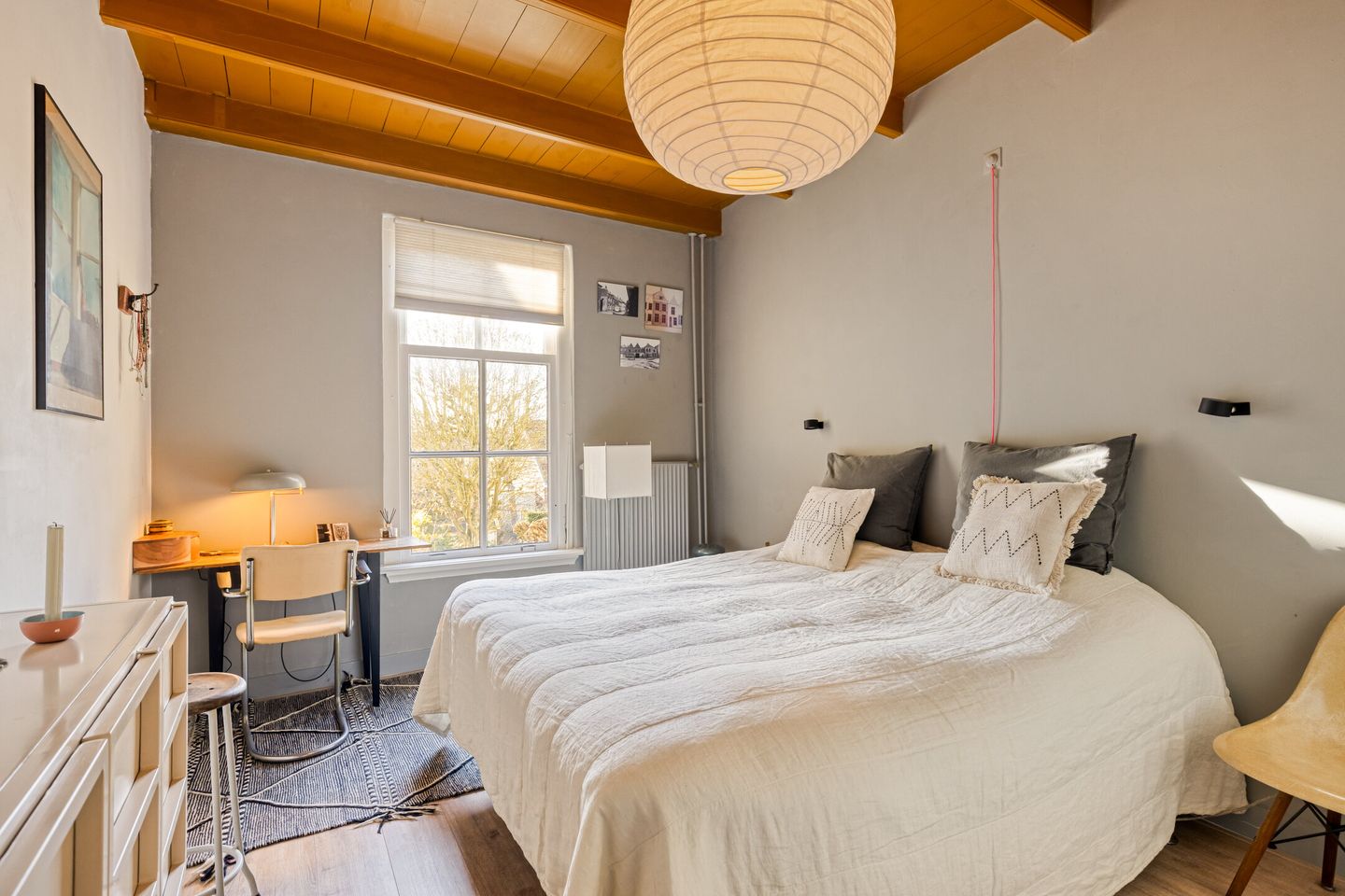 Hoofdslaapkamer met uitzicht op de tuin