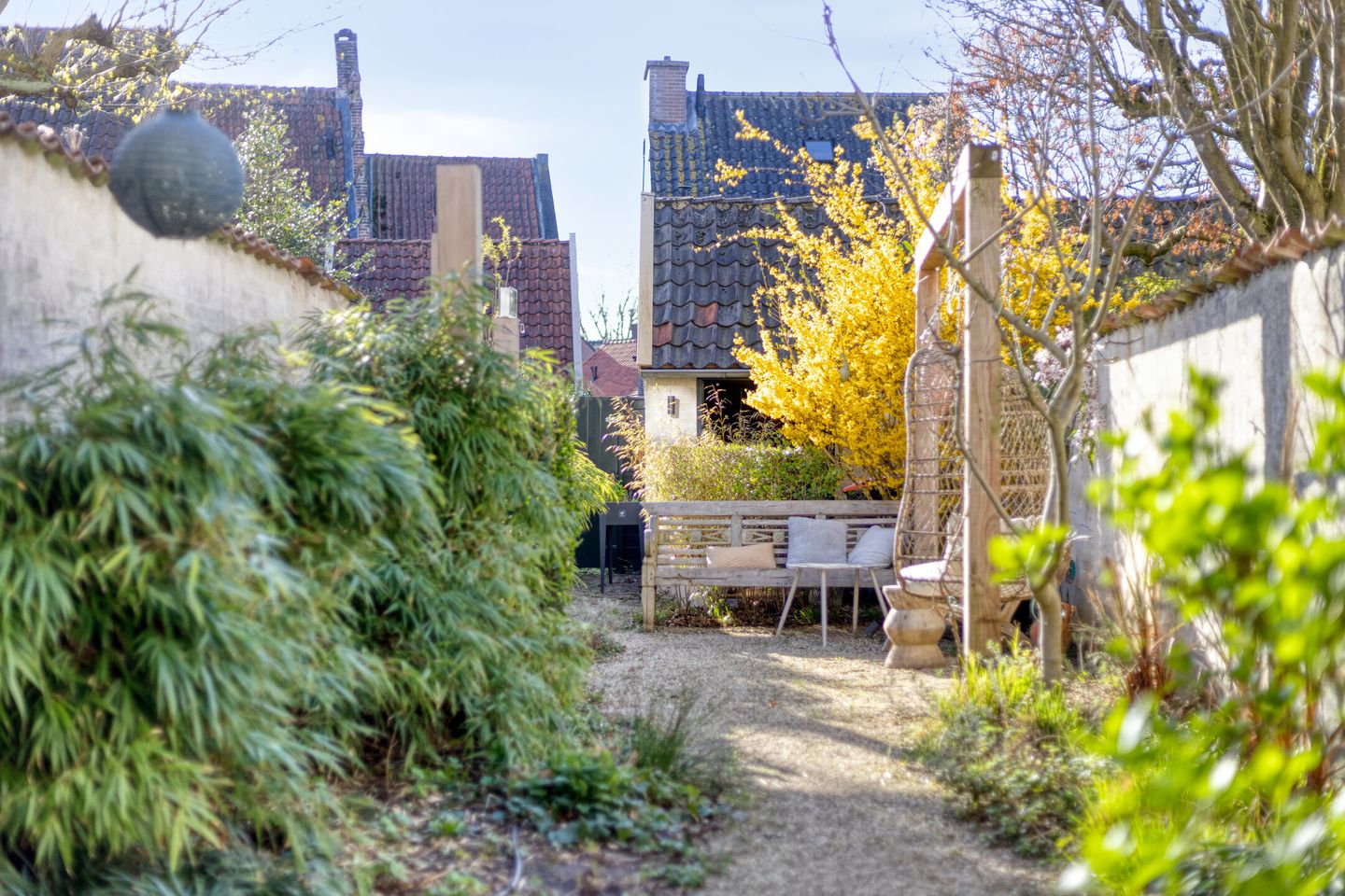 Diepe stadstuin op het zuidwesten